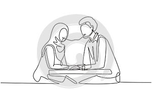 Continuous one line drawing young Arabian couple eating spaghetti together. Celebrate anniversaries and enjoy romantic dinner at