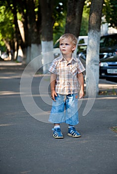 A contracted boy lost in the street