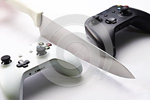 Controles de videojuegos separados por un cuchillo photo