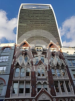 optical illusion, London tower versus church, Londres photo