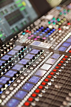 Control surface of a digital sound mixing console
