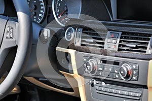 Control system of saloon car