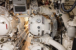 Control of torpedo tubes on a submarine