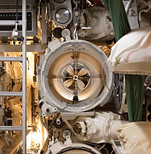 Control of torpedo tubes on a submarine