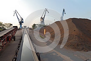 Conveyer belt for mineral