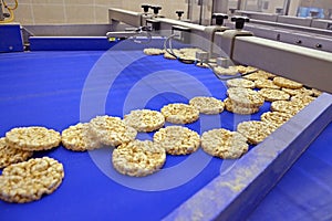 conveyor automatic tape for production of useful whole-grain extruder crispbread