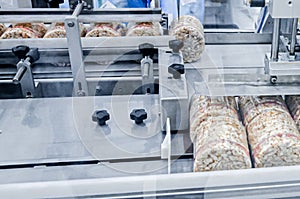 Conveyor automatic tape for the production of useful whole-grain extruder crispbread.