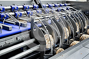 conveyor automatic tape for the production of useful whole-grain extruder crispbread.