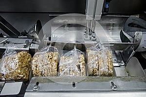 Conveyor automatic tape for the production of useful whole-grain extruder crispbread