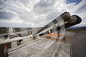 Conveyor belt on crusher