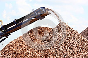 Conveyor belt on crusher