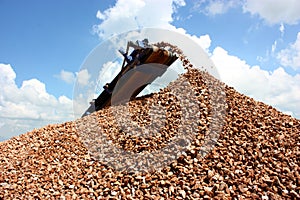 Conveyor belt on crusher