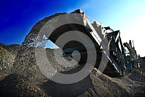 Conveyor belt mining crusher photo