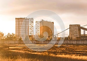 Conveyor belt tower for storing and protecting feed, grain or cement from exposure to water and air. Silo industry, manufacturing