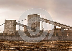 Conveyor belt tower for storing and protecting feed, grain or cement from exposure to water and air. Silo industry, manufacturing