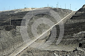 Conveyor belt, transporting rocks, shipment of the black stone corner