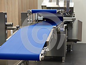 Conveyor and slicer for food industry