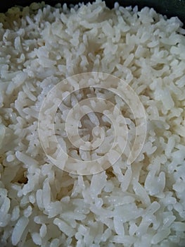 Coocked rice in a round pan photo