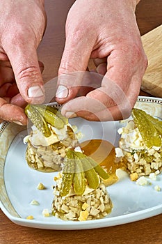 Cook chews the dish with mayonnaise egg cucumber full collection of food recipes jelly with chicken