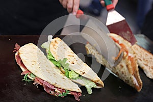 Cook while cooking the piadina in the roaring grill of the outdo