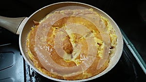 Cook an omelet using Teflon photo