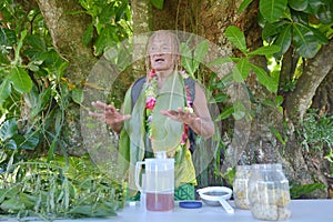 Cook Islander explains about the Noni Juice benefits on Eco tour