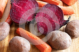Varené varený zeleninový na doska. mrkva zemiaky repa. červená repa 