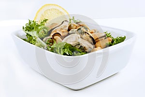 Cooked mussels with lemon