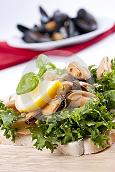 Cooked mussels with lemon