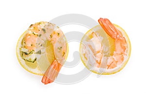Cooked shrimp on lemon slice.