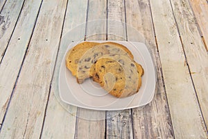 cookie that originated in the United States with chocolate chips