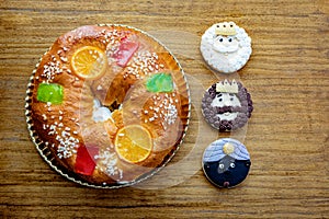 Cookies of The three Wise Man next to a delicious Spanish Christmas cake