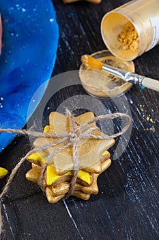 Cookies tied with a rope sprocket Gold dye, sprinkling, creativity, art christmas star