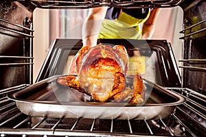 Cooking chicken in the oven at home.