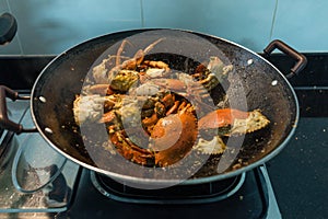 Cooking chilly crab with full of crab roe