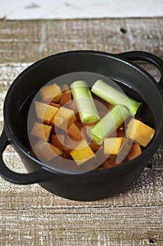 Cooking diced pumpkin and leeks in boiling water