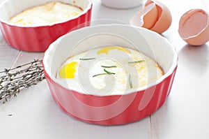 Cooking eggs baked with thyme and rosemary