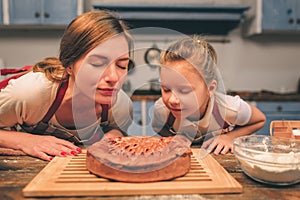 Cocinando doméstico . feliz carinoso familia Ellos son preparación común. madre a divirtiéndose en 