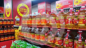 Cooking oil is displayed and sold in supermarkets. This is the golden arowana oil sold in renrenle supermarket landscape. In shenz