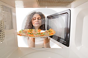 Cooking pizza in the microwave