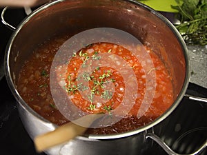 The cooking process of tomato sauce