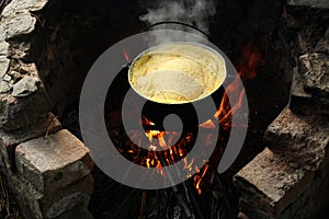 Cooking Romanian polenta (hominy)