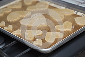 Cocinando una carta con corazón conformado galletas horneando horno 