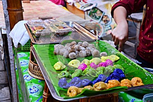 Cooking Thai Dessert: steamed rice-skin dumplings and tapioca pork