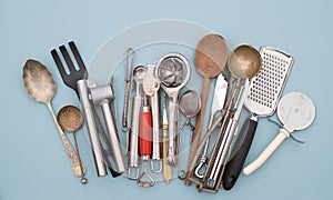 Cooking utensils, mixed vintage cookery and baking cutlery and tools