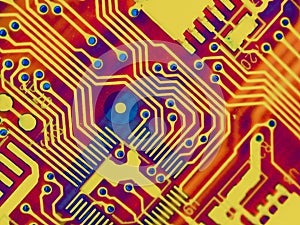 Resumen de la textura de piezas de equipo circuitboard en brillando de rojo, oro y azul colores ideal como fondo o el patrón.