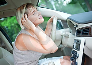 Mujer controlador de refrigeración a sí misma con el soplido de aire acondicionado en el coche.