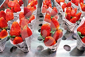 Copas de papel con fresas. Paper cups with strawberries photo