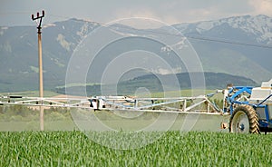 Kukuřičná pole a zemědělský traktor