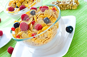 Corn flakes and fresh berries